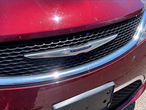 Used 2020 Chrysler Pacifica Touring-L FWD image 3