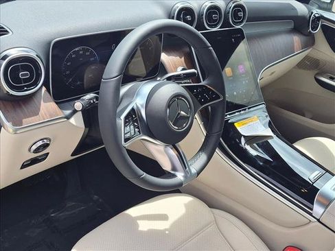 Used 2026 Mercedes-Benz GLC 300 image 3