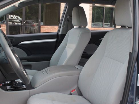 Used 2019 Toyota Highlander LE FWD image 13