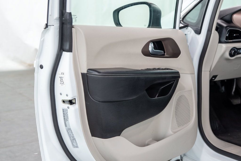Used 2023 Chrysler Voyager LX FWD image 6