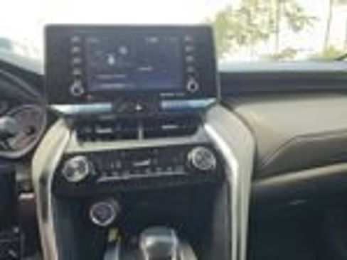 Used 2021 Toyota Venza LE AWD/4WD image 13
