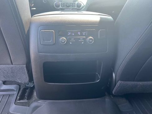 Used 2018 GMC Yukon SLT AWD/4WD image 24