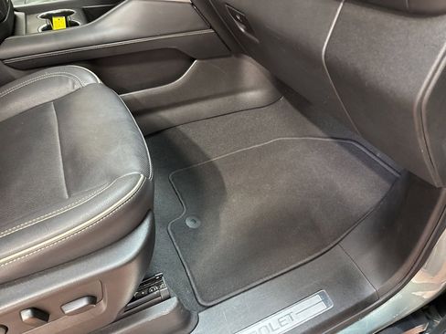 Used 2023 Chevrolet Suburban Premier image 11