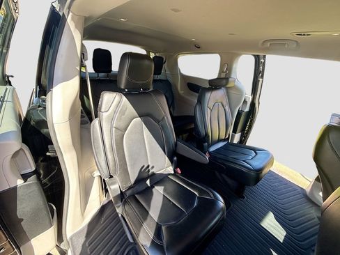 Used 2024 Chrysler Pacifica Touring-L image 27