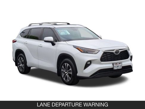 Used 2023 Toyota Highlander XLE FWD image 2
