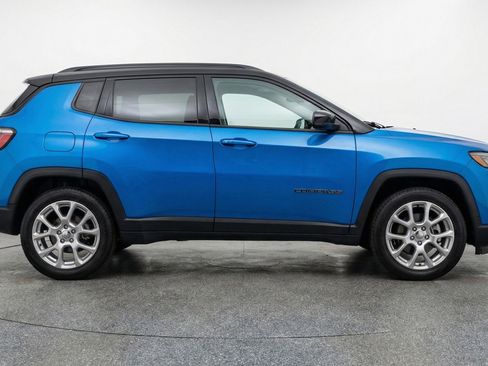 Used 2025 Jeep Compass Limited image 11