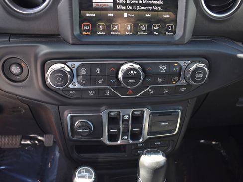 Used 2018 Jeep Wrangler Unlimited Sahara AWD/4WD image 19