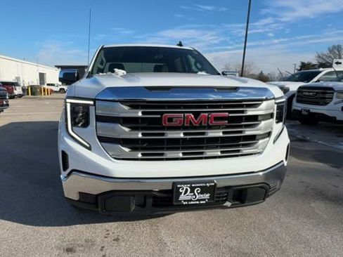 New 2026 GMC Sierra 1500 SLE image 3