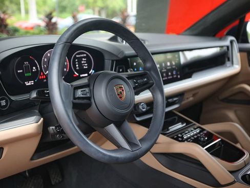 Used 2024 Porsche Cayenne Coupe AWD/4WD image 28