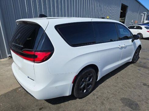 Used 2023 Chrysler Pacifica Limited w/ Uconnect Theater Family Group image 4