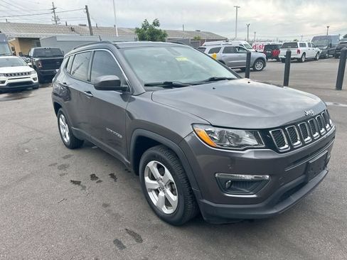 Used 2018 Jeep Compass Latitude w/ Cold Weather Group FWD image 11