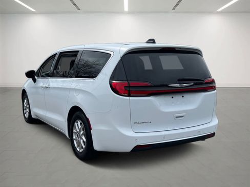 Used 2024 Chrysler Pacifica Touring-L FWD image 4