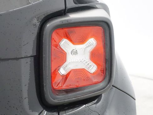 Used 2017 Jeep Renegade Latitude w/ Cold Weather Group image 17