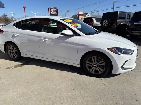 Used 2017 Hyundai Elantra SE FWD image 3