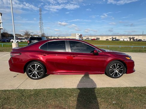 Used 2018 Toyota Camry SE image 9