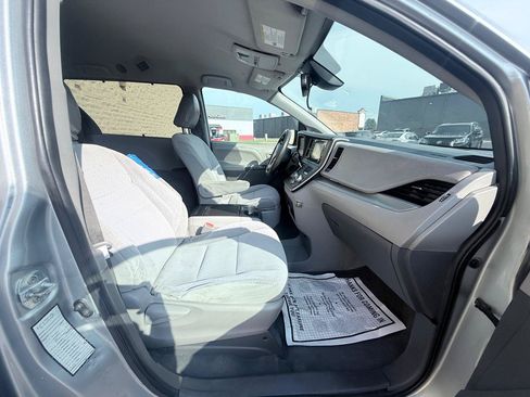 Used 2020 Toyota Sienna LE FWD image 11