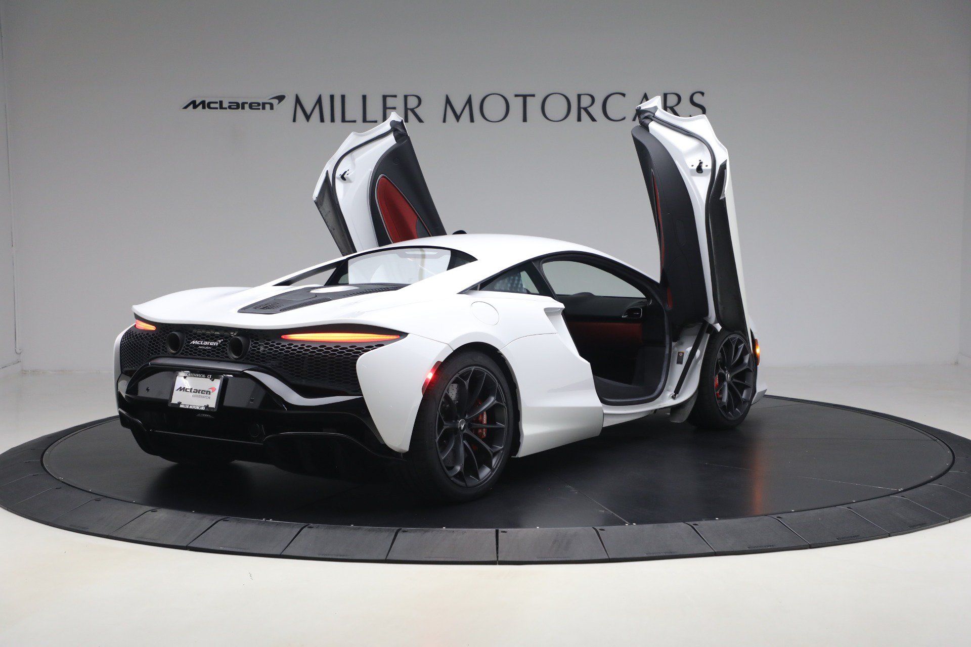 Used 2023 McLaren Artura RWD image 19