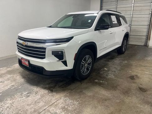 Used 2025 Chevrolet Traverse LT FWD image 3