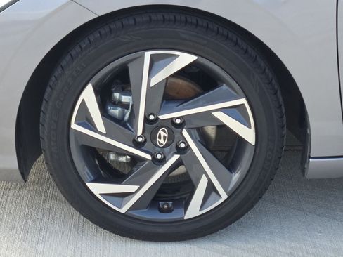 Used 2024 Hyundai Elantra Limited FWD image 11