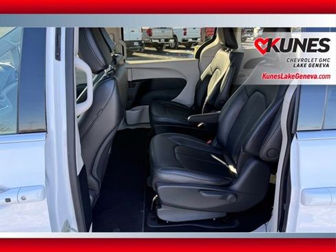 Used 2024 Chrysler Pacifica Select image 14