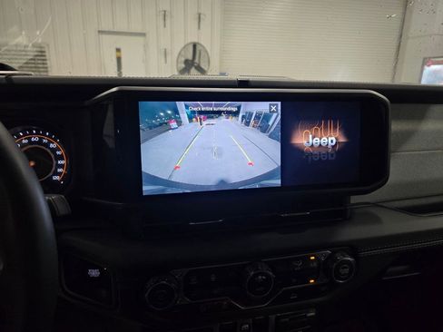 Used 2025 Jeep Wrangler Unlimited Sahara AWD/4WD image 21