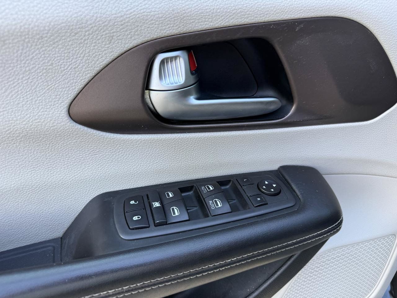 Used 2020 Chrysler Voyager LX w/ Cold Weather Group FWD image 12
