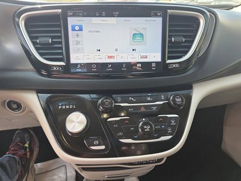 Used 2023 Chrysler Pacifica Touring-L image 11