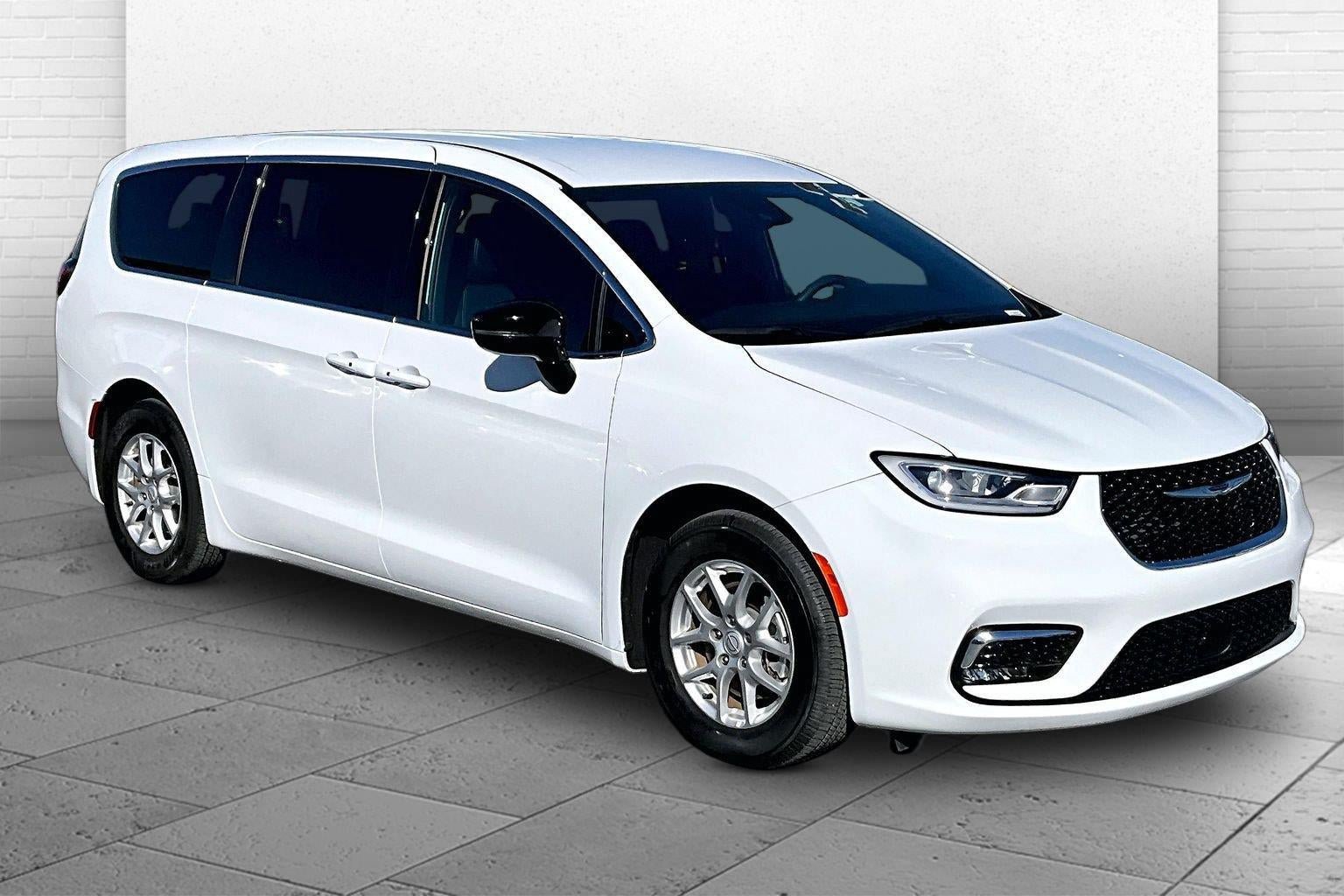 Used 2026 Chrysler Pacifica Select FWD image 1