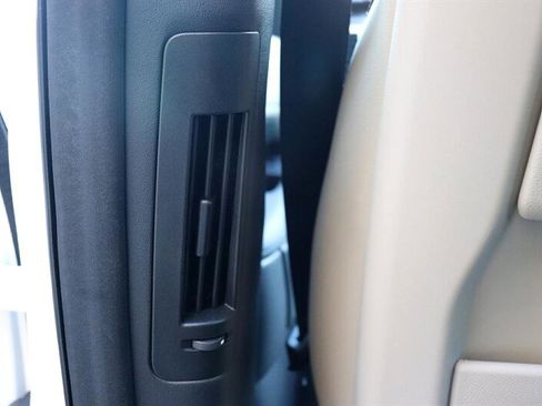 Used 2018 Land Rover Discovery SE image 23