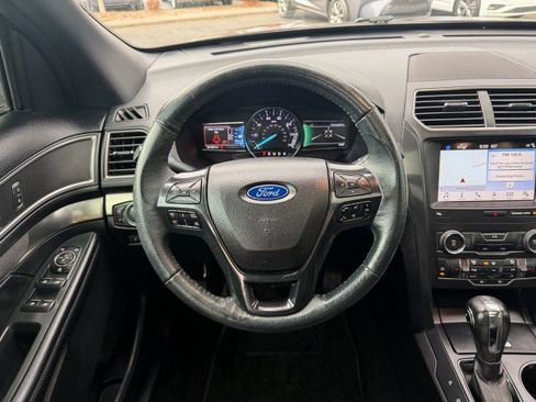 Used 2019 Ford Explorer XLT w/ Equipment Group 202A image 7