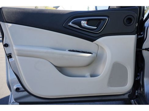 Used 2016 Chrysler 200 Limited image 14