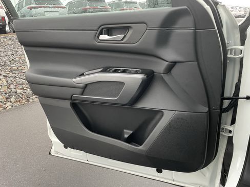 Used 2024 Nissan Pathfinder SL w/ SL Premium Package image 16