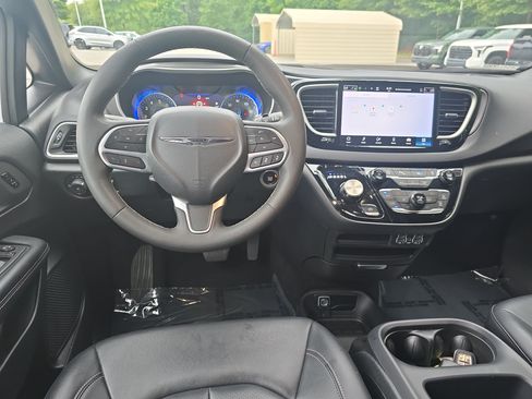 Used 2025 Chrysler Pacifica Select FWD image 15