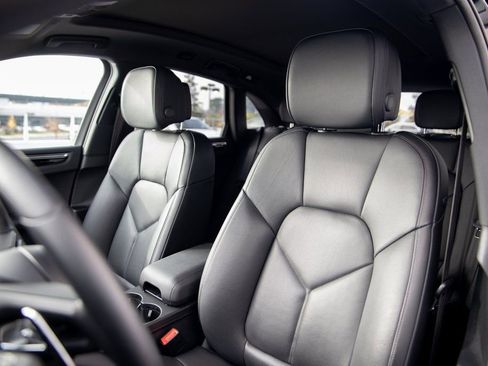 Certified 2025 Porsche Macan image 5