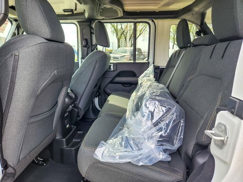 Used 2025 Jeep Wrangler Unlimited Sahara AWD/4WD image 10