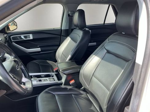 Used 2023 Ford Explorer XLT w/ Equipment Group 202A RWD image 9