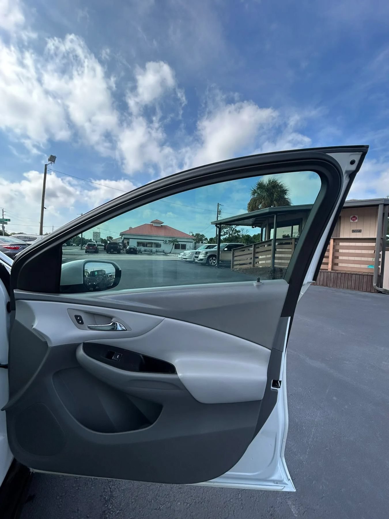 Used 2018 Chevrolet Volt LT w/ Comfort Package FWD image 19