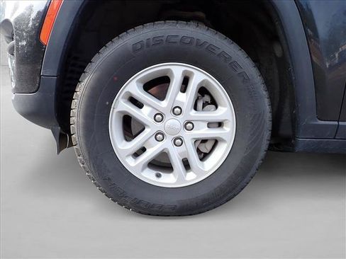 Used 2024 Jeep Grand Cherokee Laredo AWD/4WD image 7