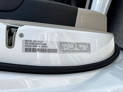 Used 2024 Chrysler Pacifica Touring-L FWD image 18