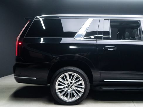Used 2025 Cadillac Escalade ESV Premium Luxury RWD image 12