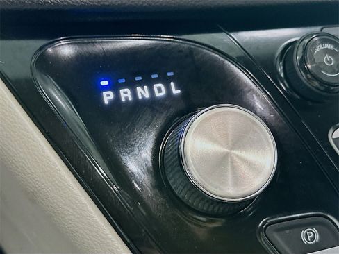 Used 2018 Chrysler Pacifica Touring-L image 17