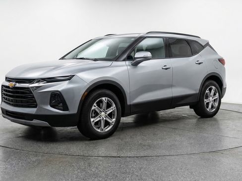 Used 2025 Chevrolet Blazer LT FWD image 3