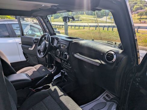 Used 2011 Jeep Wrangler Sahara image 10