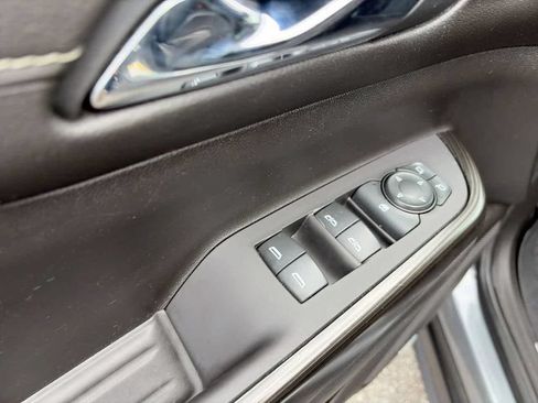 Used 2021 GMC Acadia SLT w/ LPO, Floor Liner Package FWD image 16