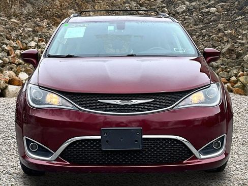 Used 2020 Chrysler Pacifica Touring-L image 3