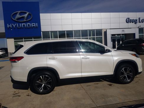 Used 2019 Toyota Highlander LE image 8