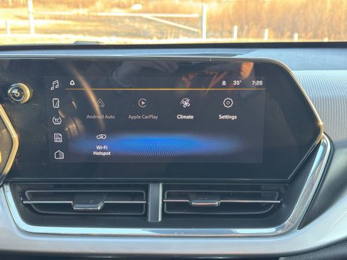 Used 2024 Chevrolet Trax LT w/ Sunroof Package image 23