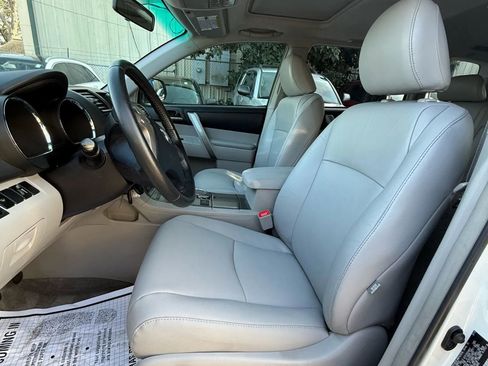 Used 2010 Toyota Highlander SE image 17
