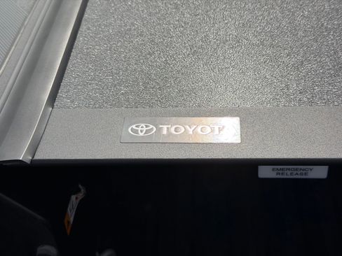 Used 2025 Toyota Tundra Limited AWD/4WD image 32