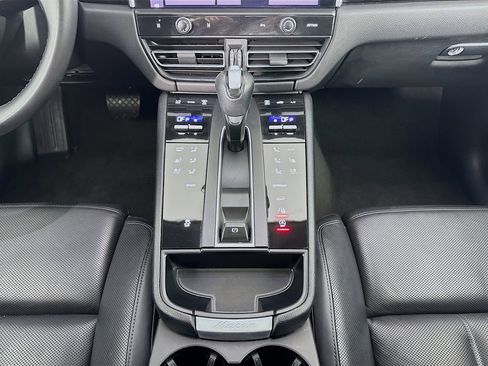 Used 2022 Porsche Macan w/ Premium Package Plus AWD/4WD image 30